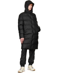 schwarze Daunenjacke von Rains