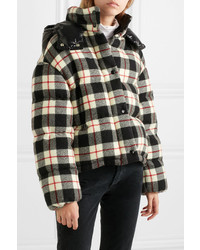 schwarze Daunenjacke von Moncler