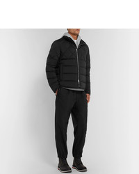 schwarze Daunenjacke von Moncler