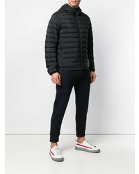 schwarze Daunenjacke von Moncler