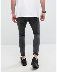 schwarze enge Jeans mit Destroyed-Effekten