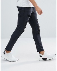 schwarze enge Jeans mit Destroyed-Effekten