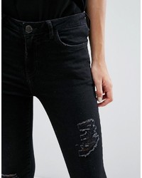 schwarze enge Jeans mit Destroyed-Effekten