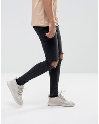 schwarze enge Jeans mit Destroyed-Effekten