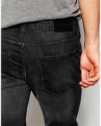 schwarze enge Jeans mit Destroyed-Effekten von WÅVEN