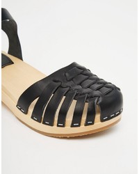 schwarze flache Sandalen aus Leder mit Schlangenmuster von Swedish Hasbeens