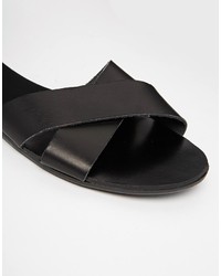 schwarze flache Sandalen aus Leder von Pieces