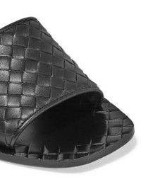 schwarze flache Sandalen aus Leder von Bottega Veneta