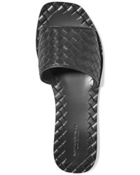 schwarze flache Sandalen aus Leder von Bottega Veneta
