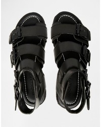 schwarze flache Sandalen aus Leder