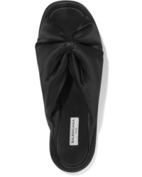 schwarze flache Sandalen aus Satin von Balenciaga