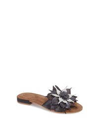 schwarze flache Sandalen aus Segeltuch mit Blumenmuster