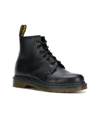 schwarze flache Stiefel mit einer Schnürung aus Leder von Dr. Martens