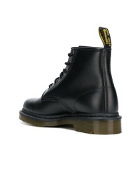 schwarze flache Stiefel mit einer Schnürung aus Leder von Dr. Martens