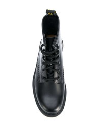 schwarze flache Stiefel mit einer Schnürung aus Leder von Dr. Martens