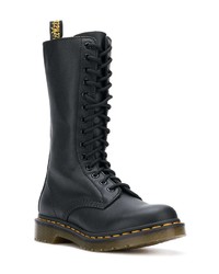 schwarze flache Stiefel mit einer Schnürung aus Leder von Dr. Martens