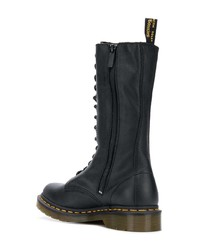 schwarze flache Stiefel mit einer Schnürung aus Leder von Dr. Martens