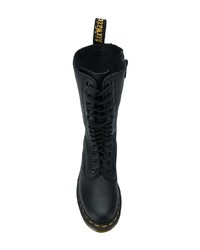 schwarze flache Stiefel mit einer Schnürung aus Leder von Dr. Martens