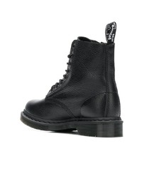 schwarze flache Stiefel mit einer Schnürung aus Leder von Dr. Martens