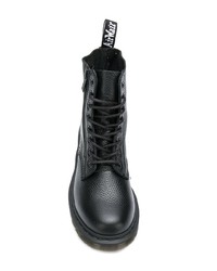 schwarze flache Stiefel mit einer Schnürung aus Leder von Dr. Martens