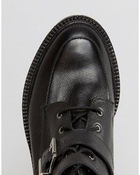 schwarze flache Stiefel mit einer Schnürung aus Leder von Asos