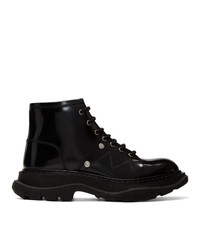schwarze flache Stiefel mit einer Schnürung aus Leder von Alexander McQueen
