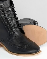 schwarze flache Stiefel mit einer Schnürung aus Leder von Asos