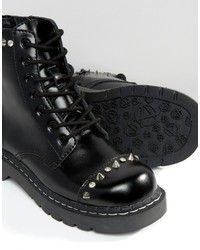 schwarze flache Stiefel mit einer Schnürung aus Leder von T.U.K.