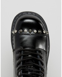 schwarze flache Stiefel mit einer Schnürung aus Leder von T.U.K.