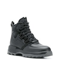 schwarze flache Stiefel mit einer Schnürung aus Leder von Camper