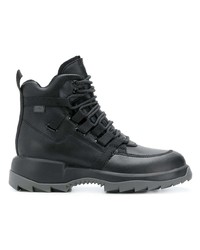 schwarze flache Stiefel mit einer Schnürung aus Leder von Camper