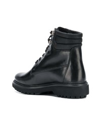 schwarze flache Stiefel mit einer Schnürung aus Leder von Geox