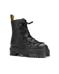 schwarze flache Stiefel mit einer Schnürung aus Leder von Dr. Martens