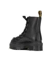 schwarze flache Stiefel mit einer Schnürung aus Leder von Dr. Martens