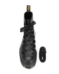 schwarze flache Stiefel mit einer Schnürung aus Leder von Dr. Martens