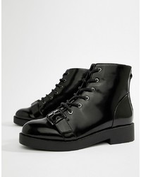 schwarze flache Stiefel mit einer Schnürung aus Leder von ASOS DESIGN