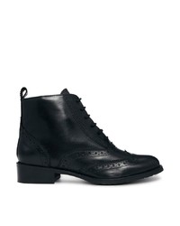 schwarze flache Stiefel mit einer Schnürung aus Leder von Bertie