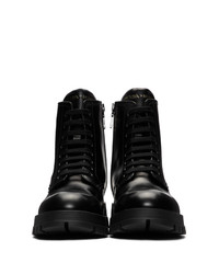 schwarze flache Stiefel mit einer Schnürung aus Leder von Prada