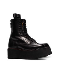schwarze flache Stiefel mit einer Schnürung aus Leder von R13