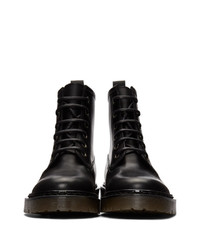 schwarze flache Stiefel mit einer Schnürung aus Leder von A.P.C.
