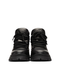 schwarze flache Stiefel mit einer Schnürung aus Leder von Prada