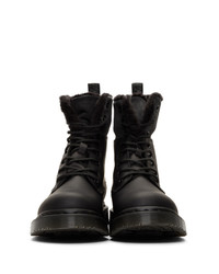 schwarze flache Stiefel mit einer Schnürung aus Leder von Dr. Martens