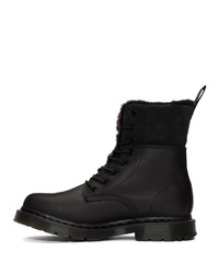 schwarze flache Stiefel mit einer Schnürung aus Leder von Dr. Martens