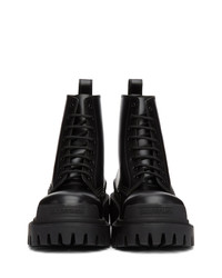 schwarze flache Stiefel mit einer Schnürung aus Leder von Balenciaga
