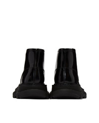 schwarze flache Stiefel mit einer Schnürung aus Leder von Alexander McQueen