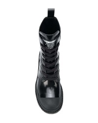 schwarze flache Stiefel mit einer Schnürung aus Leder von Marc Jacobs