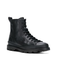 schwarze flache Stiefel mit einer Schnürung aus Leder von Camper