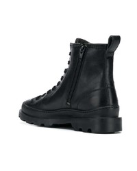 schwarze flache Stiefel mit einer Schnürung aus Leder von Camper