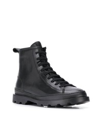 schwarze flache Stiefel mit einer Schnürung aus Leder von Camper