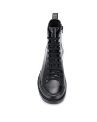 schwarze flache Stiefel mit einer Schnürung aus Leder von Camper